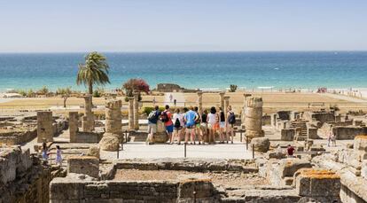 Un grupo de visitantes en las ruinas de Baelo Claudia, en Tarifa.