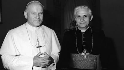 El papa Juan Pablo II, a la izquierda, con el entonces cardenal Joseph Ratzinger, en 1980. 