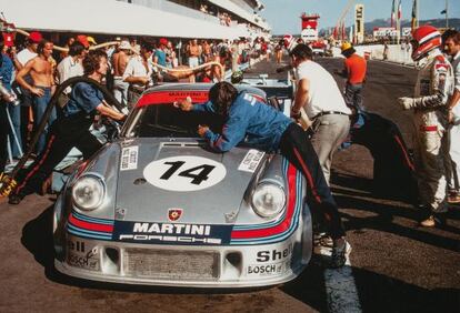 Un Porsche Martini durante un campeonato de los años setenta en el que hacía mucho calor