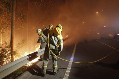 El alcalde de la localidad, Manuel Ruiz Rivas,  ha destacado lo "complicado" de la situación vivida  pues el incendio forestal comenzó en una zona cercana a casas, depósitos de gas, gasolineras y en las inmediaciones del polígono industrial. 