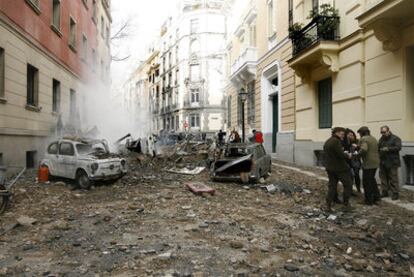 Reconstrucción del atentado contra Carrero Blanco en el rodaje de <i>Balada triste de trompeta,</i> nueva película de Álex de la Iglesia (a la derecha de la fotografía).