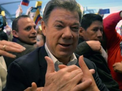 Juan Manuel Santos festeja o triunfo com seus seguidores