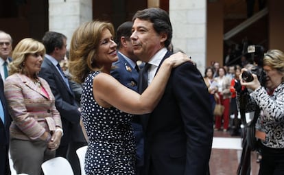 Ana Botella felicita a Ignacio González. Las dos cabezas visibles de la Comunidad de Madrid y del Ayuntamiento no fueron cabezas de cartel en sus respectivas elecciones.