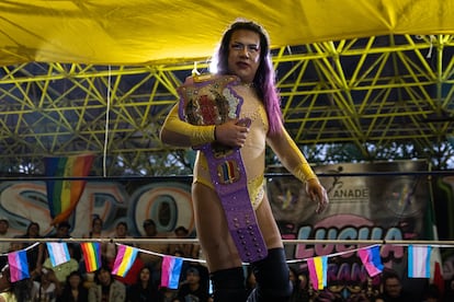 La luchadora Bizhota con su cinturón de campeonato en la tercera edición de Luchatrans.