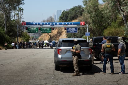 Agentes de la Patrulla Fronteriza afuera de la garita de entrada al estadio de los Dodgers este jueves.