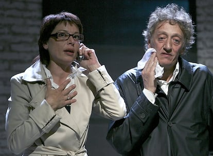 Quique San Francisco y Beatriz Santana durante el pase gráfico de la obra 'Misterioso asesinato en Manhattan', bajo la dirección de Francisco Vidal, en noviembre de 2006.