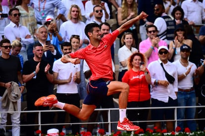 Novak Djokovic celebra tras ganar a Casper Ruud en la final de Roland Garros.