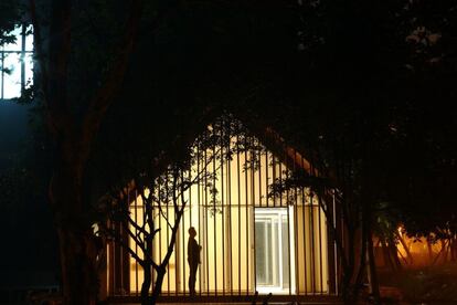 N4+ Gluebam House, de Advanced Architecture Lab (2012), es un proyevto de vivienda a base de láminas prefabricadas de bambú pegado, que se ha llevado a cabo con la colaboración de la Academia China de Bosques. El protipo forma parte de la iniciativa Gluebam para convertir el bambú, un material ampliamente disponible en China, en un material de estructuras industrializado.