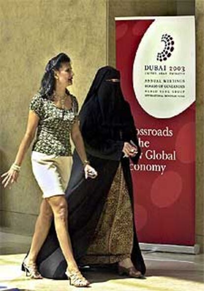 Dos responsables financieras, de India y de los Emiratos, en Dubai en 2003.
/ AP