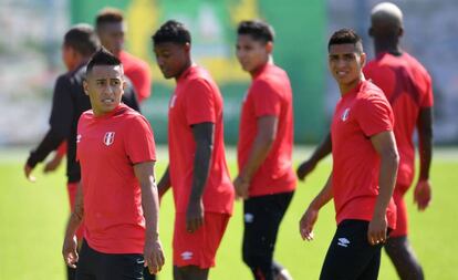 Cueva treina com os colegas no estádio Ermak para o duelo contra a França.