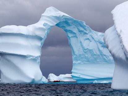 Un espectacular iceberg en la Antártida.