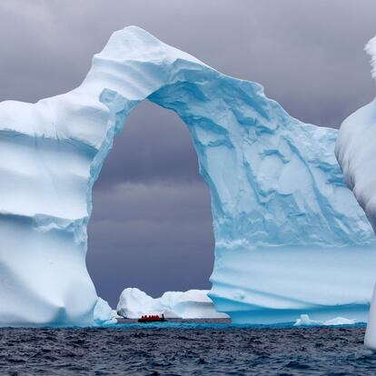 Un espectacular iceberg en la Antártida.