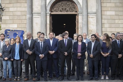 Concentração na Praça Sant Jaume de Barcelona, liderada pelo presidente Carles Puigdemont e a prefeita Ada Colau em protesto pela prisão de Jordi Sànchez e Jordi Cuixart.