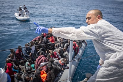 Un marinero de la patrullera italiana momentos antes de empezar a embarcar migrantes desde la patera. Todos ellos subieron a bordo. Primero los niños, después las mujeres y al final, los hombres.