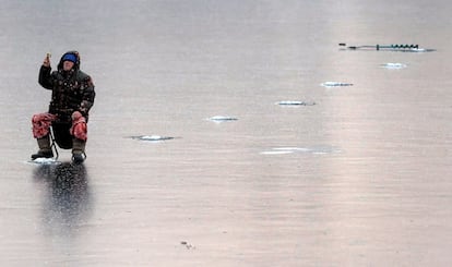 Un hombre pesca en un lago helado de Moscú, Rusia.