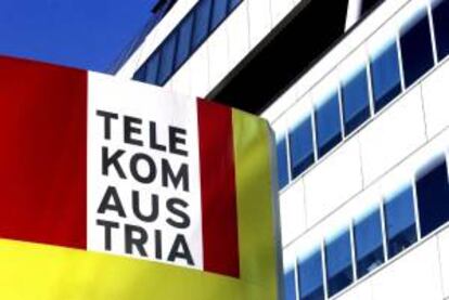 Fotografía de archivo tomada el 19 de agosto de 2004 que muestra un cartel de Telekom en su sede en Viena (Austria).