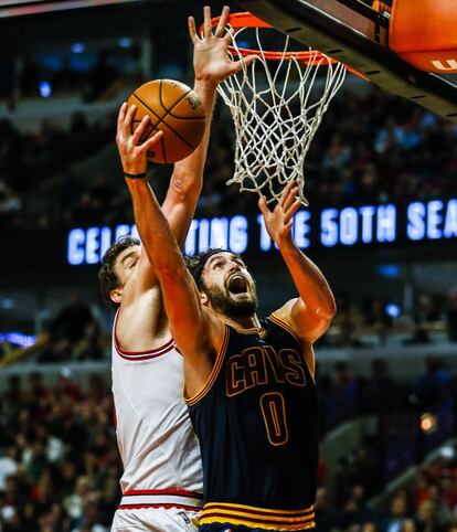 Pau, con seis tapones, firmó una gran actuación en defensa; Kevin Love, de los Cavs, fue uno de los que lo sufrió.