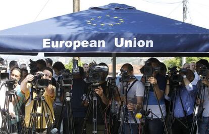 Un grupo de cámaras, en la comparecencia del comisario europeo Johannes Hahn, el martes en Skopje.