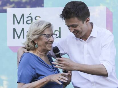 Carmena y Errejón, ayer a orillas del Manzanares. 
 