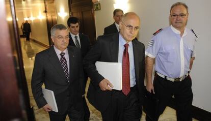 El consejero vasco de Interior, Rodolfo Ares, y el director de la Ertzaintza, Jos&eacute; Antonio Varela, a su llegada a la comparecencia en el Parlamento.