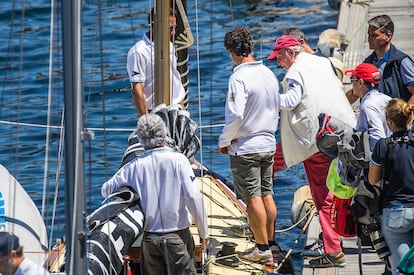 Juan Carlos I, junto a la tripulación del 'Bribón', el barco con el que ganó el Mundial de 2019 en Finlandia. Después, se ha subido a bordo de una lancha auxiliar del Real Club Náutico de Sanxenxo, de nombre 'Cristina', desde donde ha seguido la prueba.