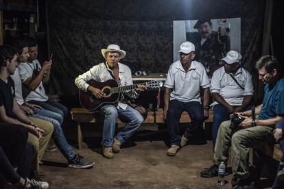 Con canciones de Roviro Beltrán, los anfitriones también recrean lo que en las FARC denominaban la hora cultural, un tiempo de esparcimiento nocturno cuando estaban alejados del enemigo. 