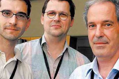 Los astrofísicos Diego Torres, Olaf Reiner y Josep María Paredes, en Barcelona.