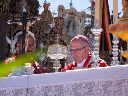 El obispo de Huelva, Santiago Gómez Sierra, durante la misa celebrada en El Rocío (Huelva).