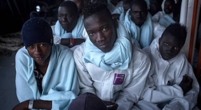 Refugiados y migrantes a punto de desembarcar en Reggio Calabria, Italia, tras haber sido rescatados de un buque a la deriva.