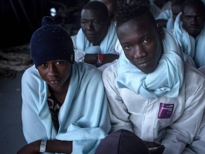 Refugiados y migrantes a punto de desembarcar en Reggio Calabria, Italia, tras haber sido rescatados de un buque a la deriva.  