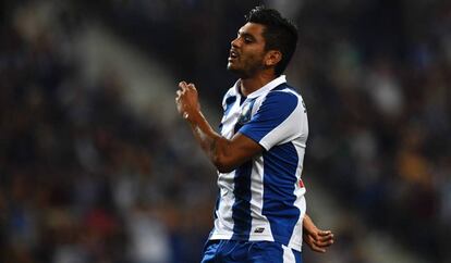 El mexicano Corona se lamenta de una falla contra la Roma