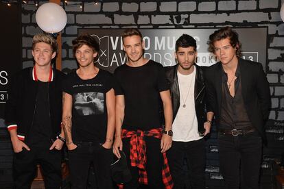 Niall Horan, Louis Tomlinson, Liam Payne, Zayn Malick y Harry Styles, los integrantes de la boy band que más vende, One Direction, a su llegada a la gala en el Barclays Center de Nueva York.