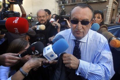 Carlos Fabra, en noviembre de 2009, en la puerta de la sede del PP de Valencia.