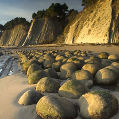 Cantos en Bowling Ball Beach (California).