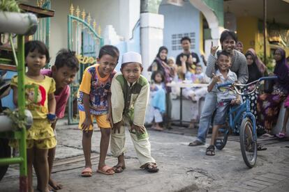 Unos niños del kampung Kedondong de Surabaya, durante una visita de esta periodista, con el artista urbano X-Go.