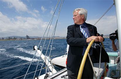 Joan Clos quiere seguir comandando el rumbo de Barcelona. El alcalde, que aspira a la reelección, ha visitado hoy las obras del Forum de les Cultures 2004 y después se ha dado un agradable paseo en barco, acompañado por un buen número de periodistas.