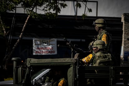 El ejército mexicano recorre los alrededores del bar Distrito 5.