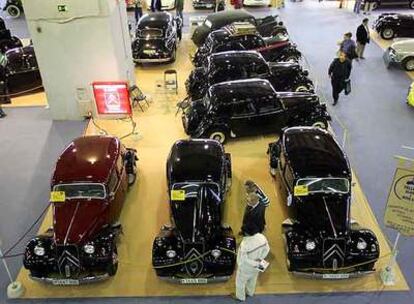 Algunos curiosos observan modelos clásicos de Citroën en el XII salón Retromóvil.