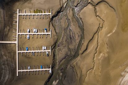 Os barcos estacionados do lago de Gruyère na Roche, perto de Bulle, Suíça, em 14 de março de 2018.