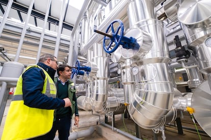 Ingenieros de la planta, junto a las válvulas y bombas del sistema de tuberías que conecta las instalaciones termosolares y los depósitos con la fábrica.