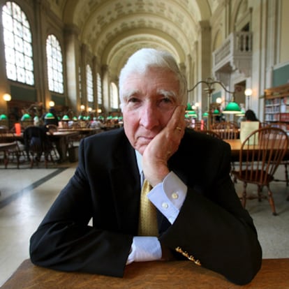 El escritor estadounidense John Updike, en la biblioteca de Boston, en 2006.