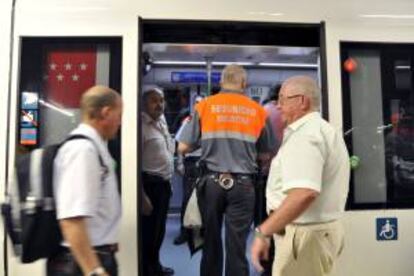 Vigilantes de seguridad entran en un vagn del Metro de Madrid, en la estacin de Nuevos Ministerios. EFE/Archivo