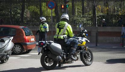 Agentes de la Policía Municipal en el centro de Madrid. *