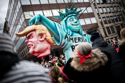 En la imagen, una caricatura de la Estatua de la Libertad sosteniendo la cabeza del presidente estadounidense, Donald Trump.