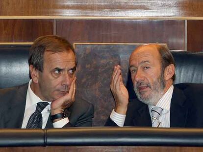 El ministro de Defensa, José Antonio Alonso (izquierda), y el titular de Interior, Alfredo Pérez Rubalcaba, en el pleno del Congreso.