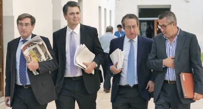 De izquierda a derecha, los diputados populares Rafael Carmona, Carlos Rojas, Rafael Salas y el socialista José Muñoz, el jueves.