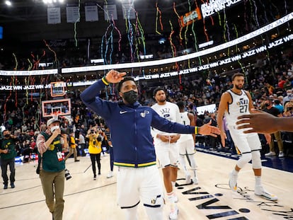 Donovan Mitchell celebra con el público la victoria de Utah Jazz ante los Clippers en el partido disputado el 15 de diciembre.