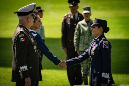 Una militar saluda a Claudia Sheinbaum durante la 'Ceremonia de Salutación de las Fuerzas Armadas a la Presidenta de los Estados Unidos Mexicanos', este 3 de octubre.