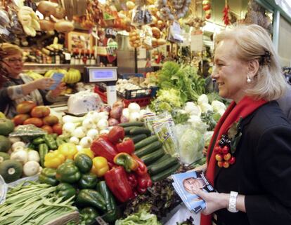 Aunque las reuniones con miembros del Gobierno central y grandes empresarios han sido lo más comentado de su campaña, Mercedes Fernández también ha ofrecido imágenes típicas de campaña como esta, tomada en el mercado de El Fontán de Oviedo. Según la encuesta del CIS, el PP sube uno o dos escaños y en principio, aunque por un margen muy estrecho, recupera la hegemonía de la derecha en Asturias.