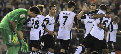 Los jugadores del Valencia felicitan a Alcácer.